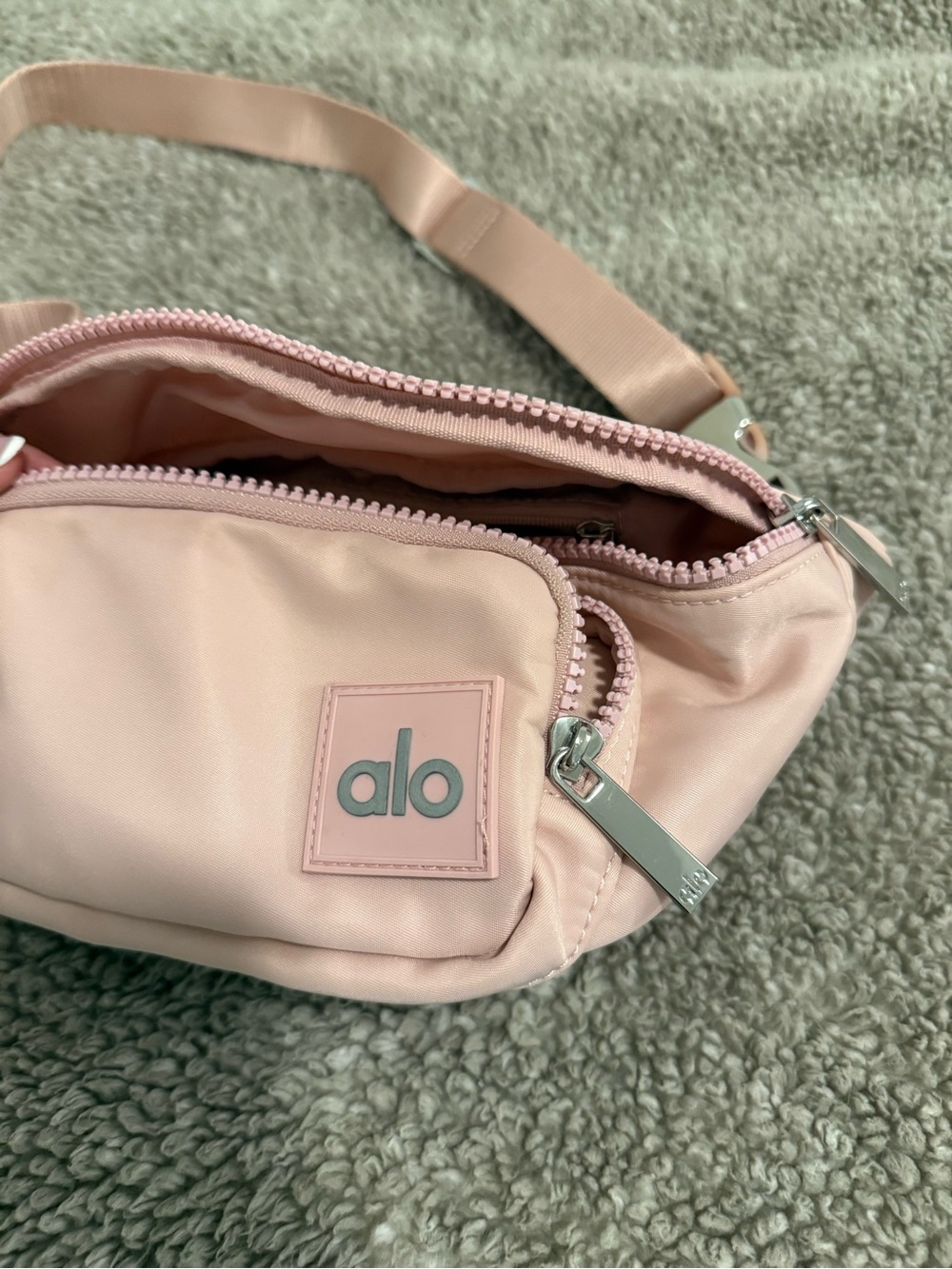 RARE ALO Yoga Ballet Pink Crossbody Waist Bag - Picture 4 of 5